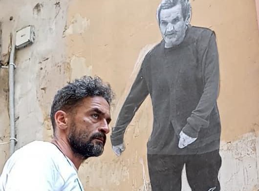 Sulle pareti dei Quartieri Spagnoli a Napoli, tra artisti e Maradona anche ‘o Ppà il mendicante intergenerazionale