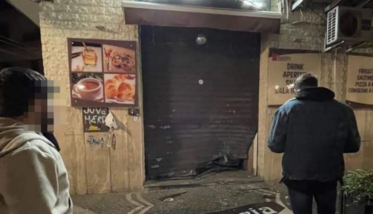 ALTA TENSIONE – Portici, stese ai confini con San Giorgio e una bomba carta davanti a un bar in pieno centro, l’appello del Sindaco Cuomo al Ministero degli Interni