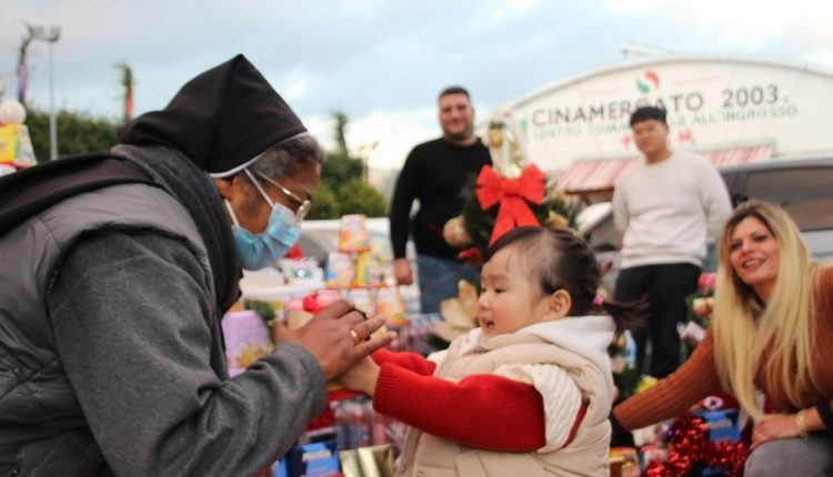 La comunità cinese spegne le luci natalizie per accendere la solidarietà: pasti caldi e pacchi dono alle famiglie meno fortunate di Gianturco 