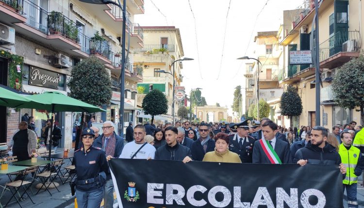 Studenti, istituzioni, politica, forze dell’ordine, associazioni e i ragazzi del Calcio Napoli sfilano contro le mafie a Ercolano