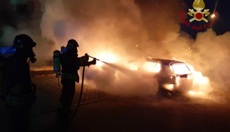 Notte di terrore a Portici: in fiamme cinque auto, gli inquirenti indaganpo sulla natura dell’incendio