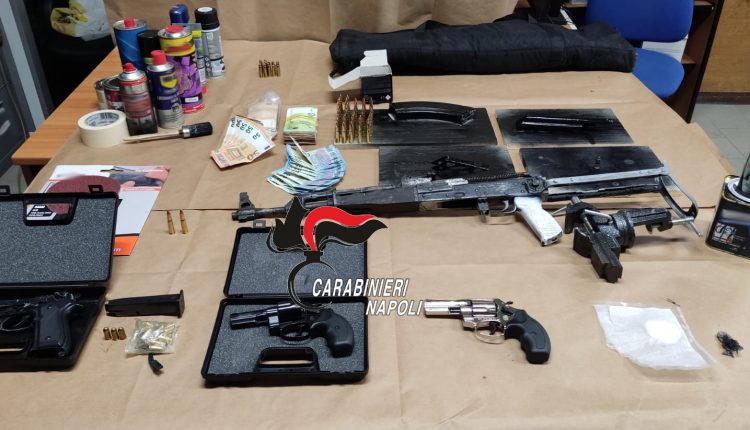 Un arsenale e droga sequestrati a un incensurato di Volla: si indaga per verificare la balistica dei mitragliatori e delle pistole
