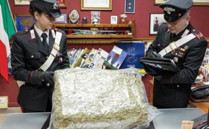 A San Giorgio a Cremano, compra i pastori per Natale sul web ma a casa gli arrivano 10 kg di marijuana sottovuoto