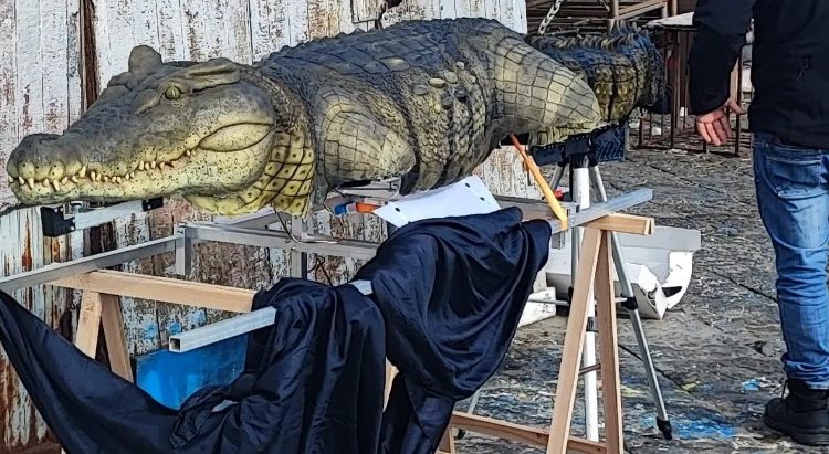 Un coccodrillo nel mare a Mergellina, ma è un robot