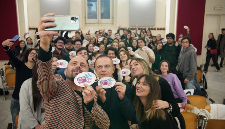 Luca Abete da Striscia la notizia alla Federico II con il progetto “OnepHotoOneDay”: un seminario partecipato di comunicazione digitale