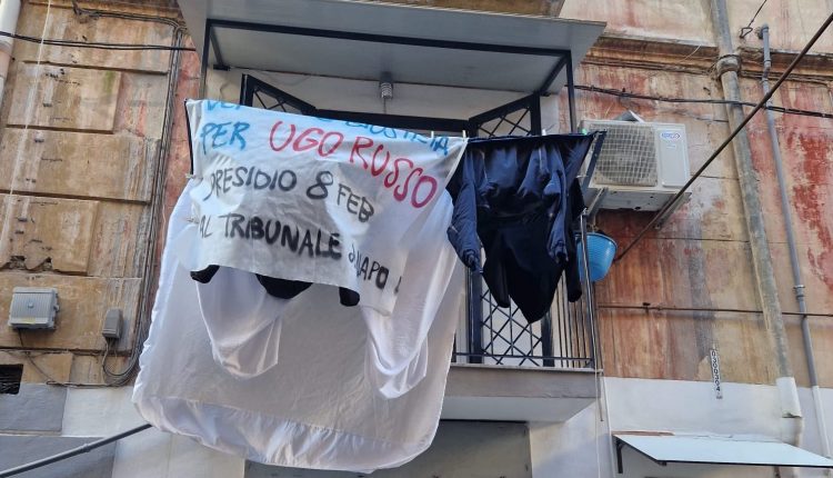 Sui balconi del centro storico di Napoli gli striscioni per “Verità e giustizia per Ugo Russo”