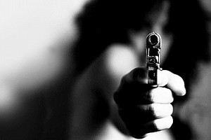 Il ritorno di Bonnie e Clyde sotto il Vesuvio: armata di pistola una donna rapina un’altra donna e fugge col complice