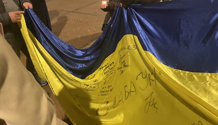 I militari ucraini che stanno combattendo al fronte hanno donato la Bandiera dell’Ucraina alla Comunità ucraina di Somma Vesuviana