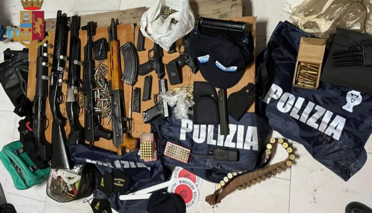 Armi nell’auto e nel deposito: sequestrati kalashnikov, fucili e divise della polizia
