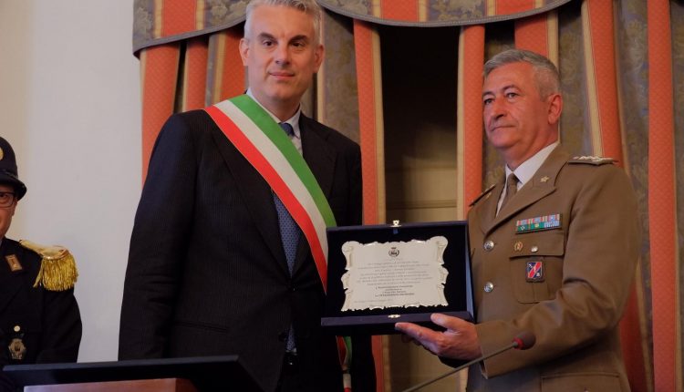 Conferita la Cittadinanza Onoraria di San Giorgio a Cremano all’esercito Italiano. La consegna nelle mani del Generale di Corpo d’Armata Giuseppenicola Tota 