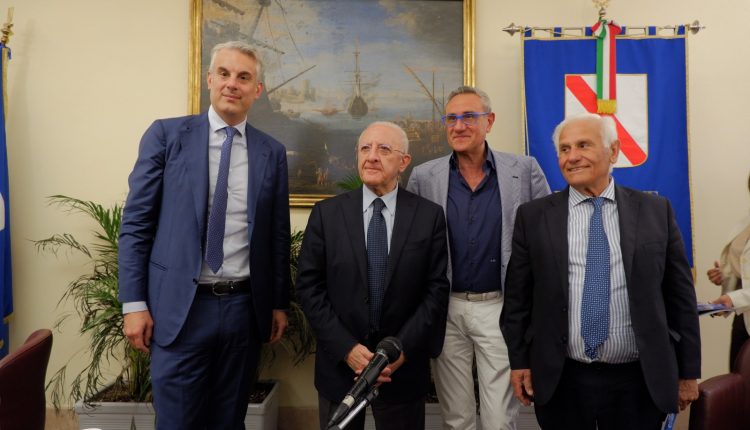 Ecco la XXIII edizione del Premio Massimo Troisi osservatorio sulla comicità: alla presentazione il presidente De Luca, Gino Rivieccio e il sindaco Zinno