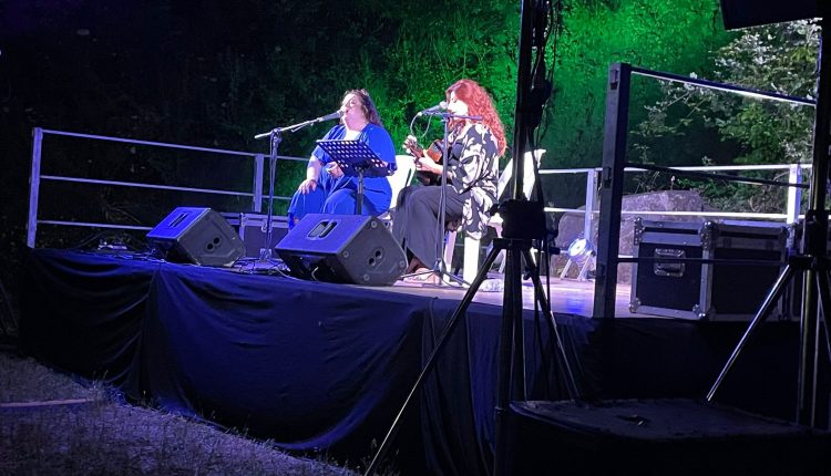 A Pollena Trocchia, i conetti vulcanici incantati al tramonto dalla musica delle EbbaneSis tra prodotti tipici e le visite di Liberi Pensieri