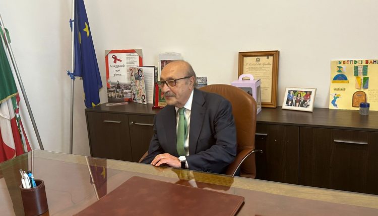 A Pomigliano d’Arco, il sindaco Raffaele Russo smentisce Francesco Emilio Borrelli: “Il Comandante Maiello resterà in città”