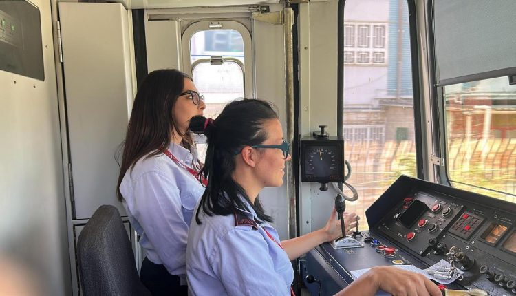 Per la prima volta nella storia, equipaggio tutto al femminile sulla vesuviana