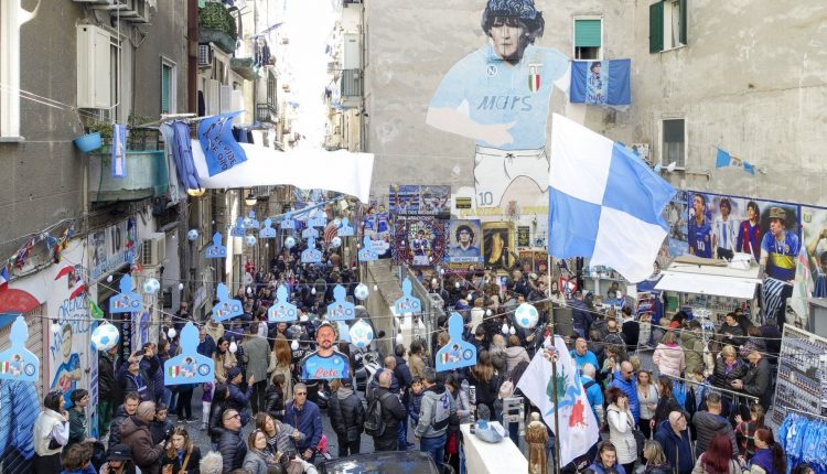 Napoli in prima pagina su Le Monde: tra turismo, gentrificazione urbana e gli spritz ai Quartieri