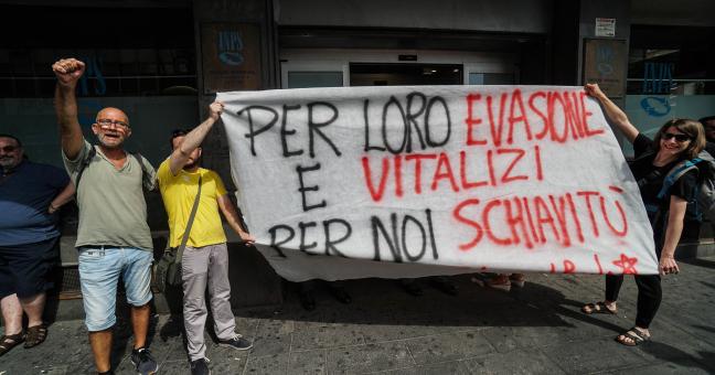 Reddito di Cittadinanza, allarme degli assistenti sociali: “In Campania temiamo aggressioni”