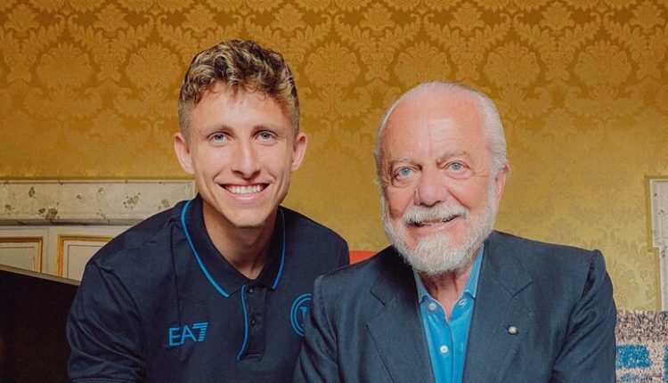 IL CAMPIONATO DI A – Jesper Lindstrom è un nuovo giocatore del Napoli.