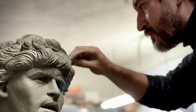 Dallo stadio Maradona alla presunta distruzione, la statua del grande Diego dello scultore Domenico Sepe risorge ai Quartieri Spagnoli
