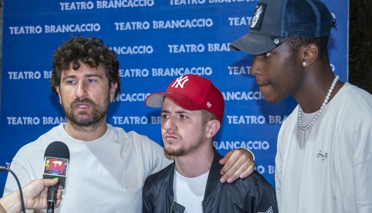 Alessandro Siani ai provini del musical Mare Fuori: “Le persone che fanno del male, non devono mai rappresentare degli eroi”