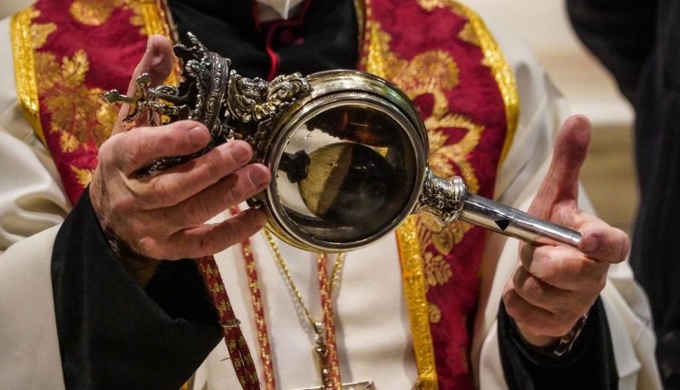 Si è ripetuto il prodigio di San Gennaro. Il sangue del Santo Patrono di Napoli è stato già trovato sciolto al momento dell’inizio della celebrazione della Santa Messa