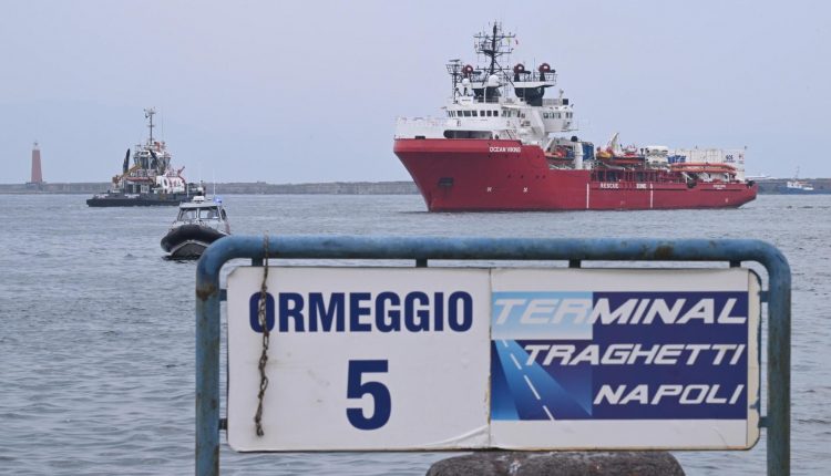 In arrivo 430 migranti “Ma Napoli è al collasso per i minorenni soli”, perplesso anche il governatore Vincenzo De Luca 