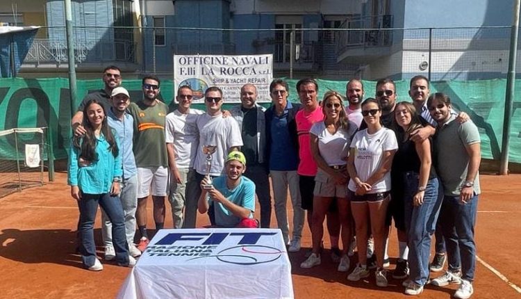 La Città non dimentica: a Giuseppe e Tullio i giovani ammazzati in un assurdo omicidio, è stato intitolato un torneo di tennis al Tennis Club Velotti di Via Poli