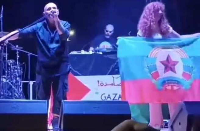 Bandiere filorusse sul palco dei 99 Posse, è polemica sui social