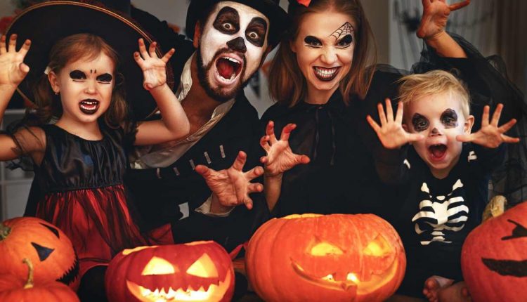 HALLOWEEN – Don Marco Ricci invita i bimbi a vestirsi da Santi, Don Vitaliano Della Sala, sull’altare metterà una zucca