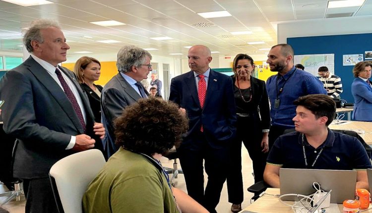 Ambasciatore degli Stati Uniti Jack Markell fa tappa al Campus Federiciano di San Giovanni a Teduccio