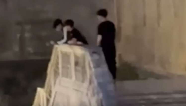 Napoli, c’è anche il fratello minorenne del boss ucciso tra i 3 ragazzini fermati per i botti sui turisti a Santa Chaira