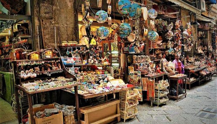 Il Tar da ragione al Comune: basta negozi di food a San Gregorio Armeno
