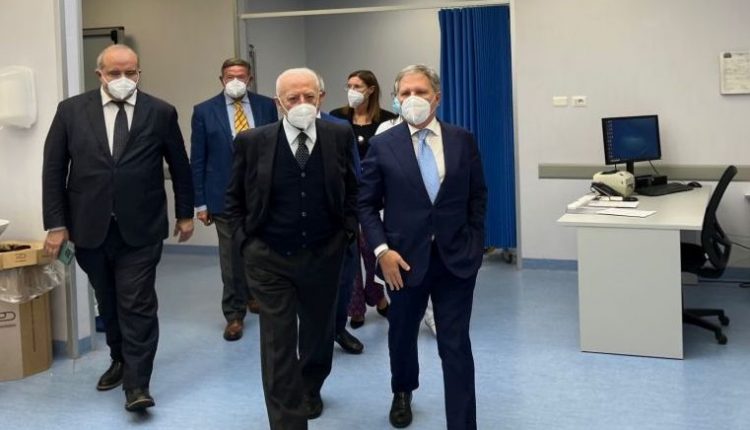 Il governatore della Campania Vincenzo De Luca in visita all’Ospedale Cardarelli: “Ha tutti i numeri per diventare il primo ospedale in Italia”