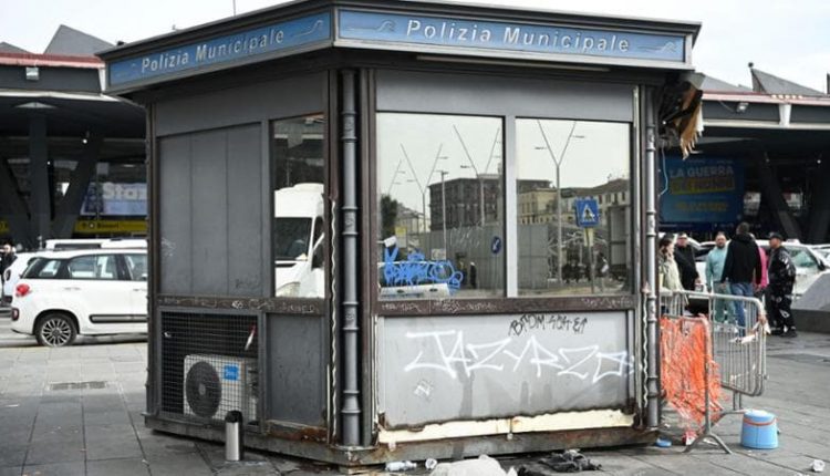 Chiusa la garitta di piazza Garibaldi il presidio di legalità ora è un orinatoio
