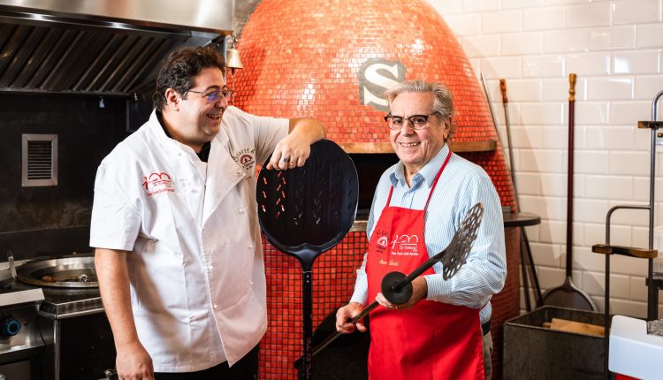 Antonio Starita passa il testimone al figlio Giuseppe durante la premiazione di 50 top pizza catene, le migliori catene artigianali di pizzerie nel mondo
