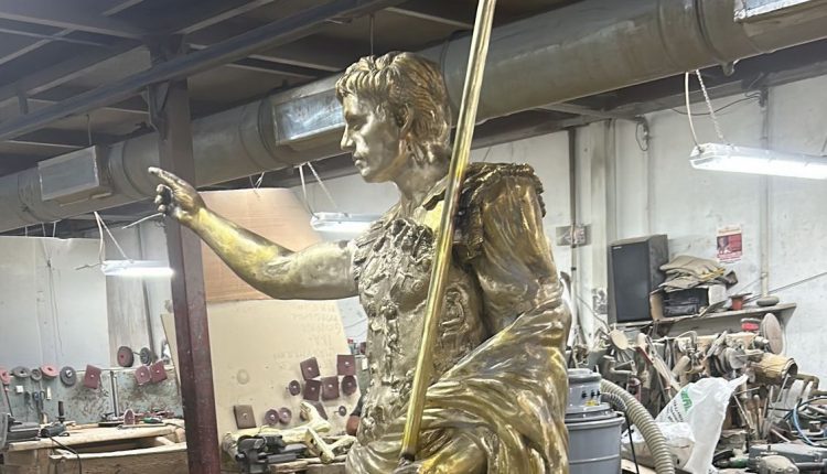 Statue dell’imperatore Ottaviano e di San Michele Arcangelo ai piedi del Palazzo Mediceo. Sabato 25 l’inaugurazione
