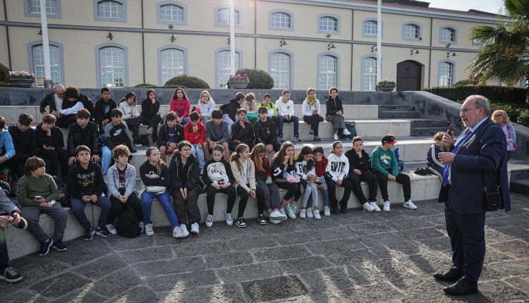 Pietrarsa: la giustizia incontra la scuola Settanta studenti delle scuole medie al Museo ferroviario per una visita organizzata dalla Fondazione Vittorio Occorsio