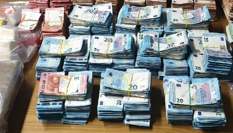 Oltre 7 chili di cocaina nel garage, donna denunciata a Napoli