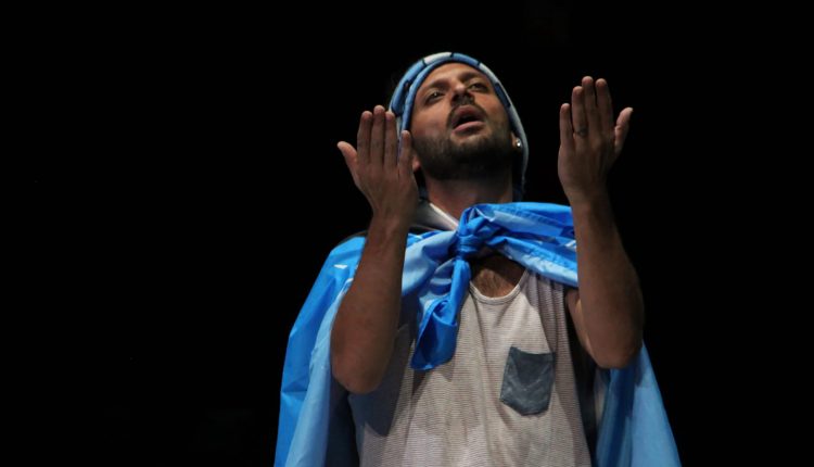 ‘Con la luce negli occhi’ omaggio  a Diego Armando Maradona a tre anni dalla scomparsa: in scena al Teatro Serra a Fuorigrott