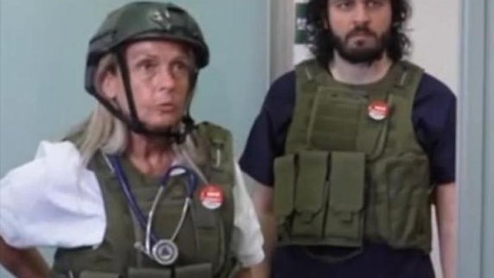 Elmetto in testa e giubbotto antiproiettile: lo spot protesta dei medici in trincea