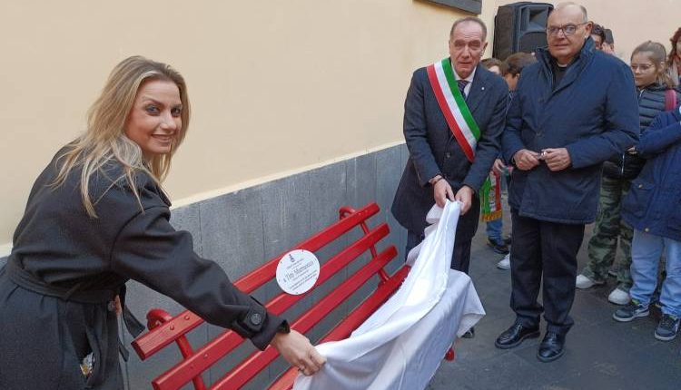 Violenza sulle donne, panchina rossa per Titti Marruocco a Torre del Greco