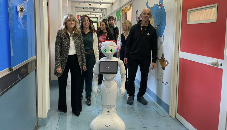 Pediatria Federico II, arriva Pepper: il Babbo Natale robot dona regali e gioca con i piccoli pazienti