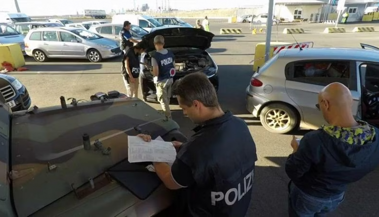 Operazione Copenaghen – Riciclavano auto con documenti esteri falsi: blitz della polizia