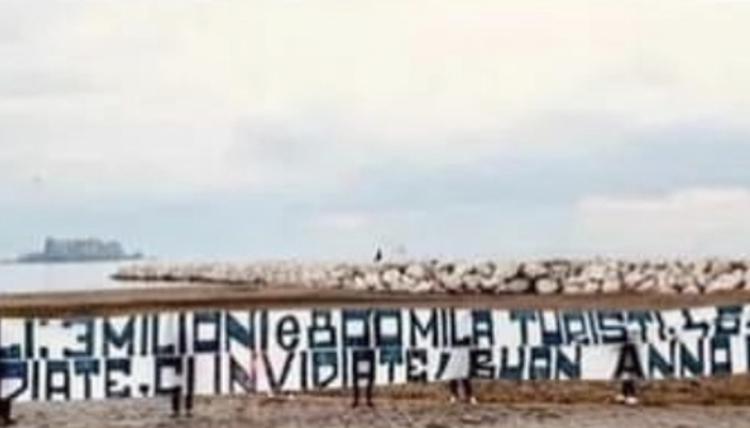 Alla Rotonda Diaz lo striscione degli ultras di Sud 1996: Voi non ci odiate. Ci invidiate