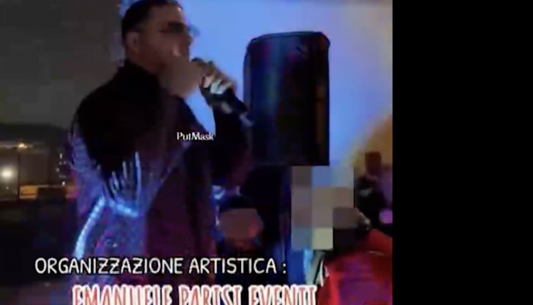 Napoli, neomelodico canta in strada canzoni dedicate alla malavita e inneggia al boss Cutolo nel giubilo dei presenti. Borrelli (AVS): “E’ apologia della camorra. Verifiche approfondite su chi organizza questi concerti”