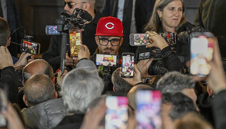 Geolier premiato da Gaetano Manfredi: «Ora aiutaci a parlare ai giovani», Emanuele: «Grazie alla città, io appartengo a Napoli»