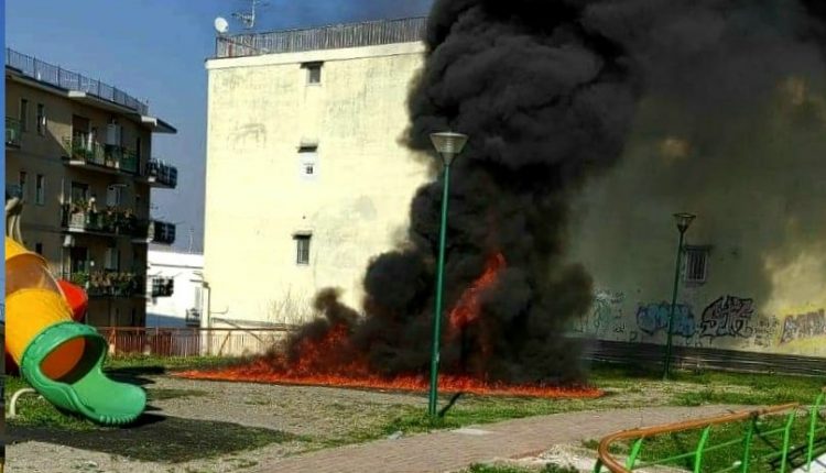 Sant’Anastasia, tre bambini incendiano le giostre: denunciata la madre. Il rogo acceso con degli accendini