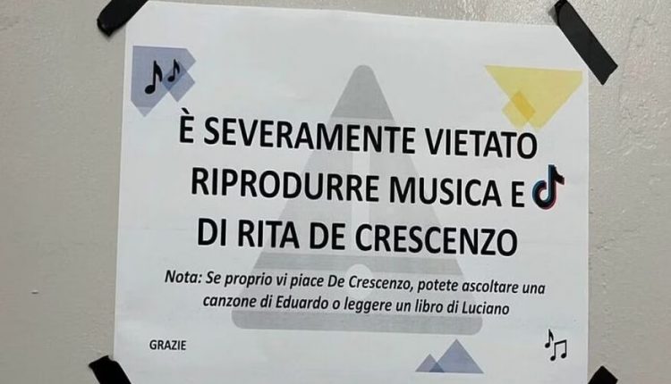 “Qui vietata la musica di Rita De Crescenzo”: il cartello nel centro per bambini a Napoli
