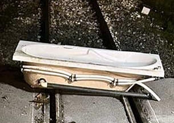 SI E’ RISCHIATA UNA STRAGE – A Pompei, una vasca da bagno abbandonata sui binari della Circumvesuviana: la denuncia di De Gregorio