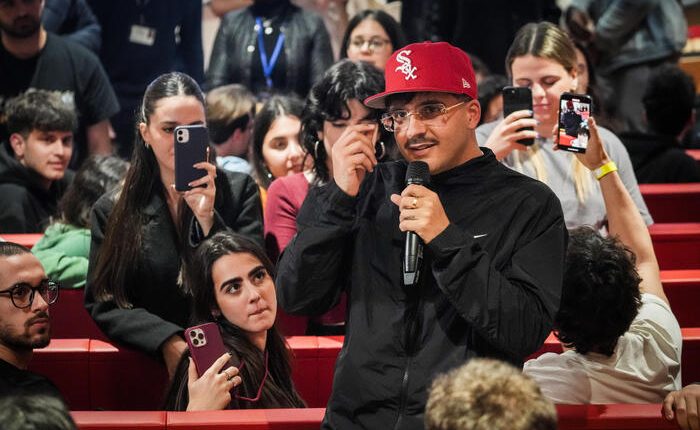 Geolier all’università, “su Napoli tanti stupidi pregiudizi”, il cantante dialoga con gli universitari, “ho mille paure come voi”