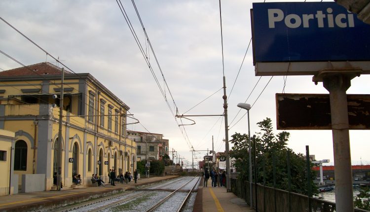 Portici, incidente alla stazione: uomo investito sui binari, cancellazioni e limitazioni di percorso per i treni